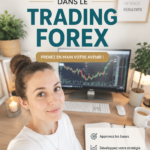Femme souriante consultant des graphiques sur son ordinateur, découvrant le trading Forex.