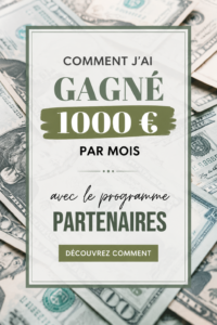 Femme souriante utilisant son ordinateur pour travailler avec Amazon Associates.