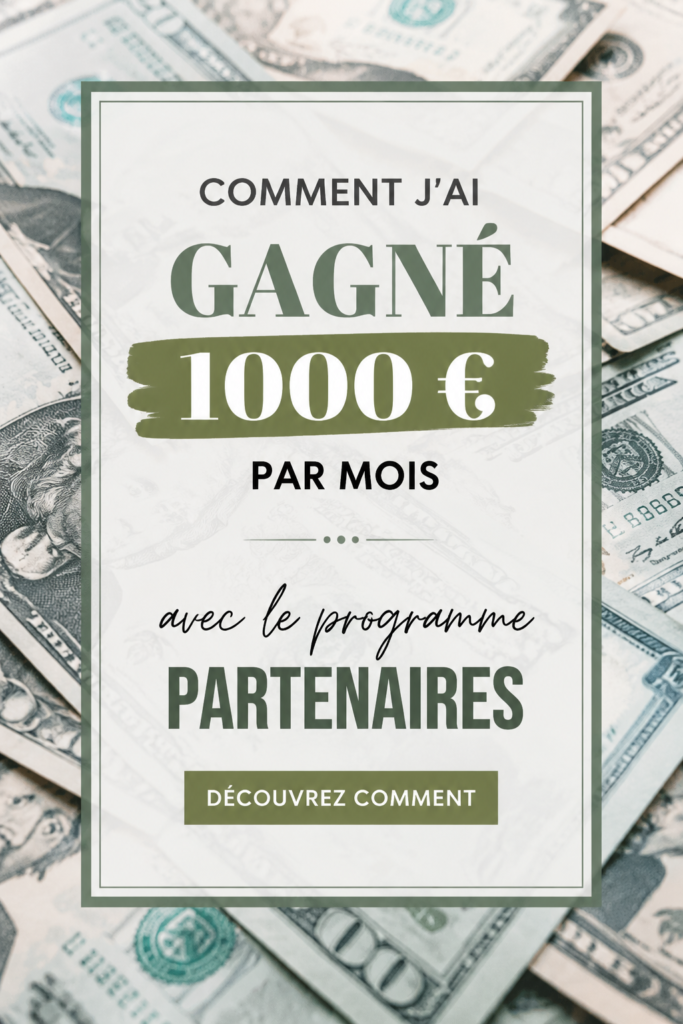 Femme souriante utilisant son ordinateur pour travailler avec Amazon Associates.