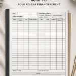 Femme écrivant dans son journal de trading, concentrée sur ses objectifs financiers