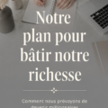 Femmes discutent de leurs finances personnelles autour d'une table avec des documents et un ordinateur.