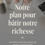 Femmes discutent de leurs finances personnelles autour d'une table avec des documents et un ordinateur.