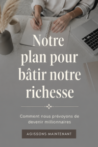 Femmes discutent de leurs finances personnelles autour d'une table avec des documents et un ordinateur.