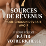 Femme souriante consultant des documents sur ses sources de revenus