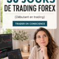 Femme souriante devant un ordinateur, découvrant le trading Forex