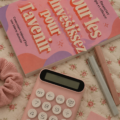 Femme souriante consultant des graphiques financiers pour investir intelligemment.