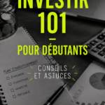Femme souriante consultant un guide sur l'investissement