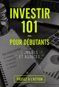 Femme souriante consultant un guide sur l'investissement
