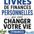 Une femme lisant un livre sur la finance personnelle en savourant une tasse de café.