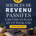 Femme souriante planifiant ses revenus passifs sur un carnet.