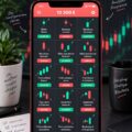Femme utilisant une application sur son smartphone pour apprendre le trading Forex.