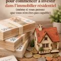 Femme souriante regardant un plan d'investissement immobilier