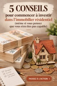 Femme souriante regardant un plan d'investissement immobilier
