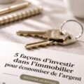 Une femme souriante examinant des options d'investissement immobilier