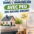 Femme souriante tenant une maquette de maison représentant un investissement immobilier accessible