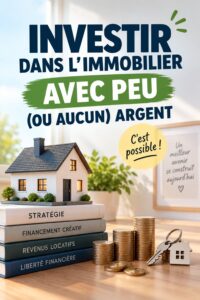 Femme souriante tenant une maquette de maison représentant un investissement immobilier accessible