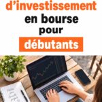 Une femme souriante consultant une plateforme d'investissement sur son ordinateur.