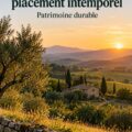 Femme examinant une carte de terrains pour investissement immobilier.