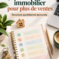 Une agent immobilier souriante utilisant un agenda pour organiser sa journée.