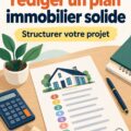 Femme réfléchissant à un business plan immobilier devant son ordinateur.