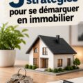 Une femme agent immobilier souriante exprimant confiance et authenticité dans son travail